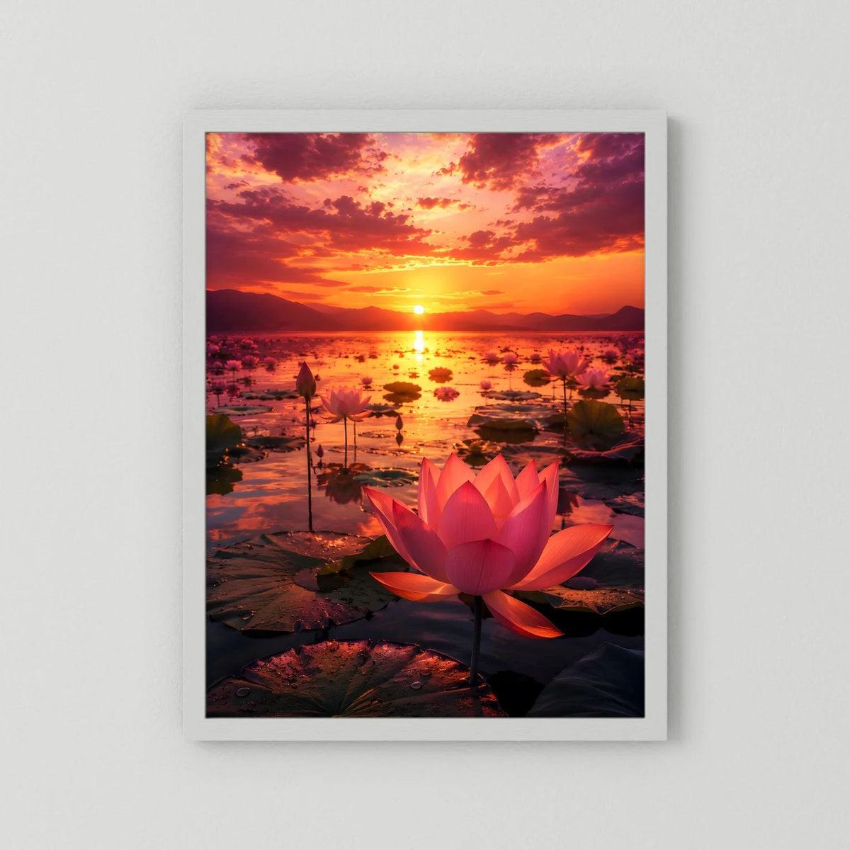 Poster mit roter Lotusblüte und Sonnenuntergang, im weißen Rahmen.