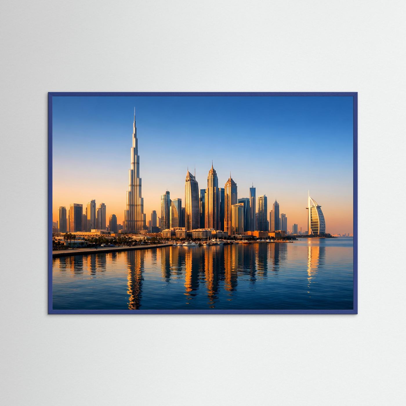 Stadtposter Panorama mit Dubai-Skyline bei Sonnenuntergang, dunkelgrauer Rahmen.