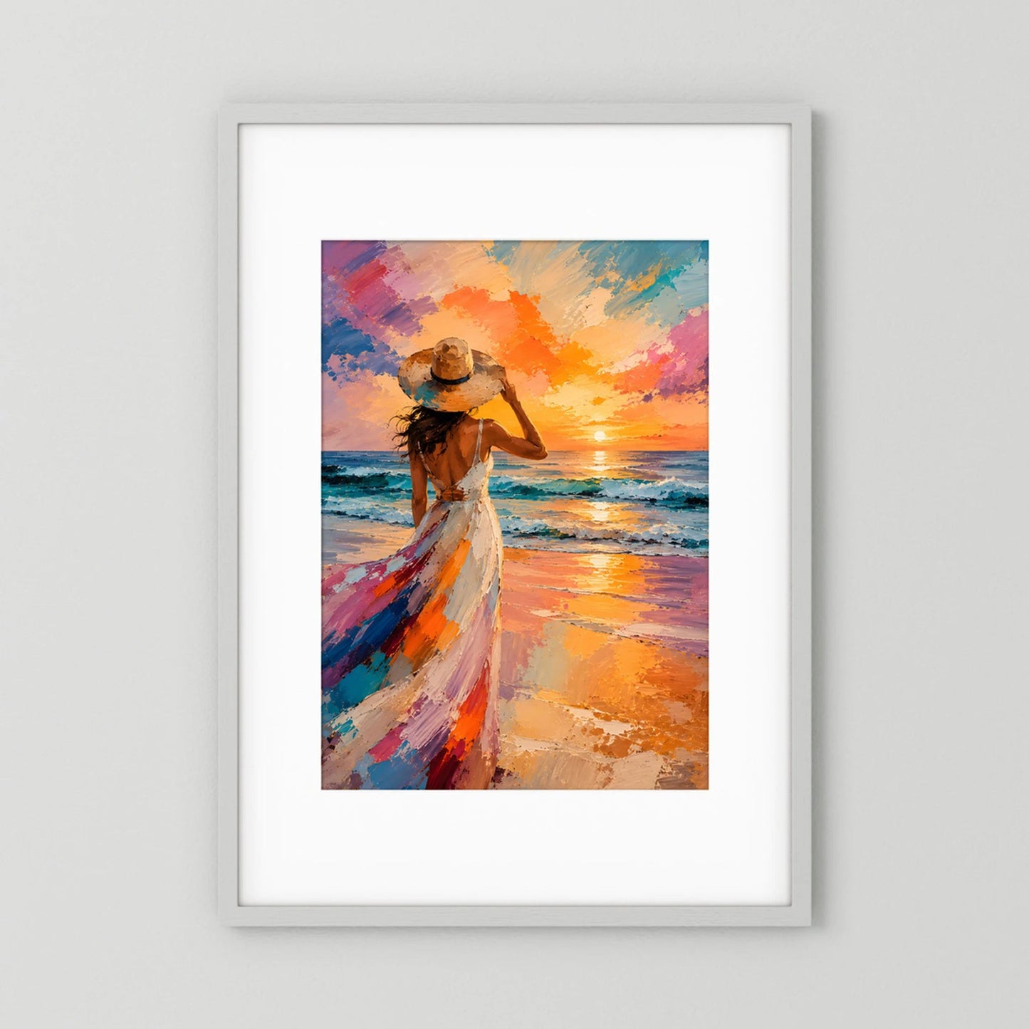 Gerahmtes Poster mit Frau am Strand im wehenden Kleid bei Sonnenuntergang, buntes Motiv
