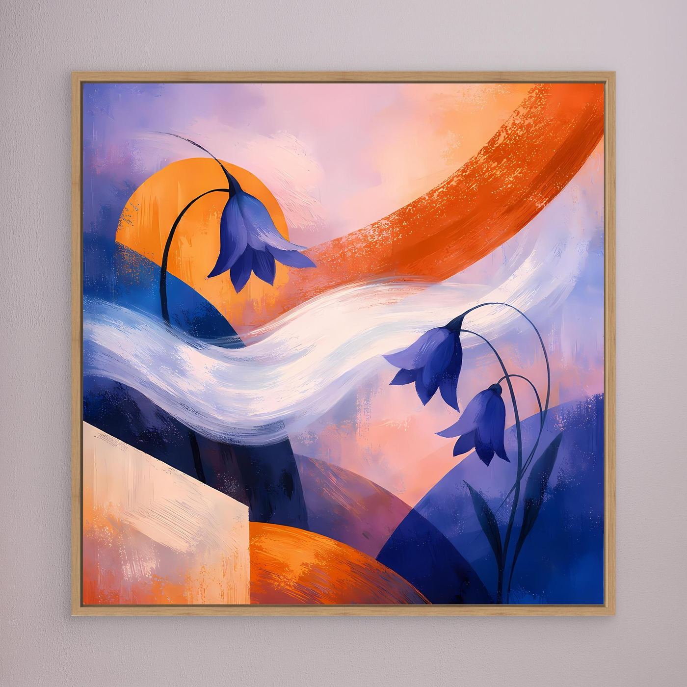 Abstraktes Leinwandbild mit blauen Glockenblumen und orangefarbenem Bogen, hellbraun gerahmt