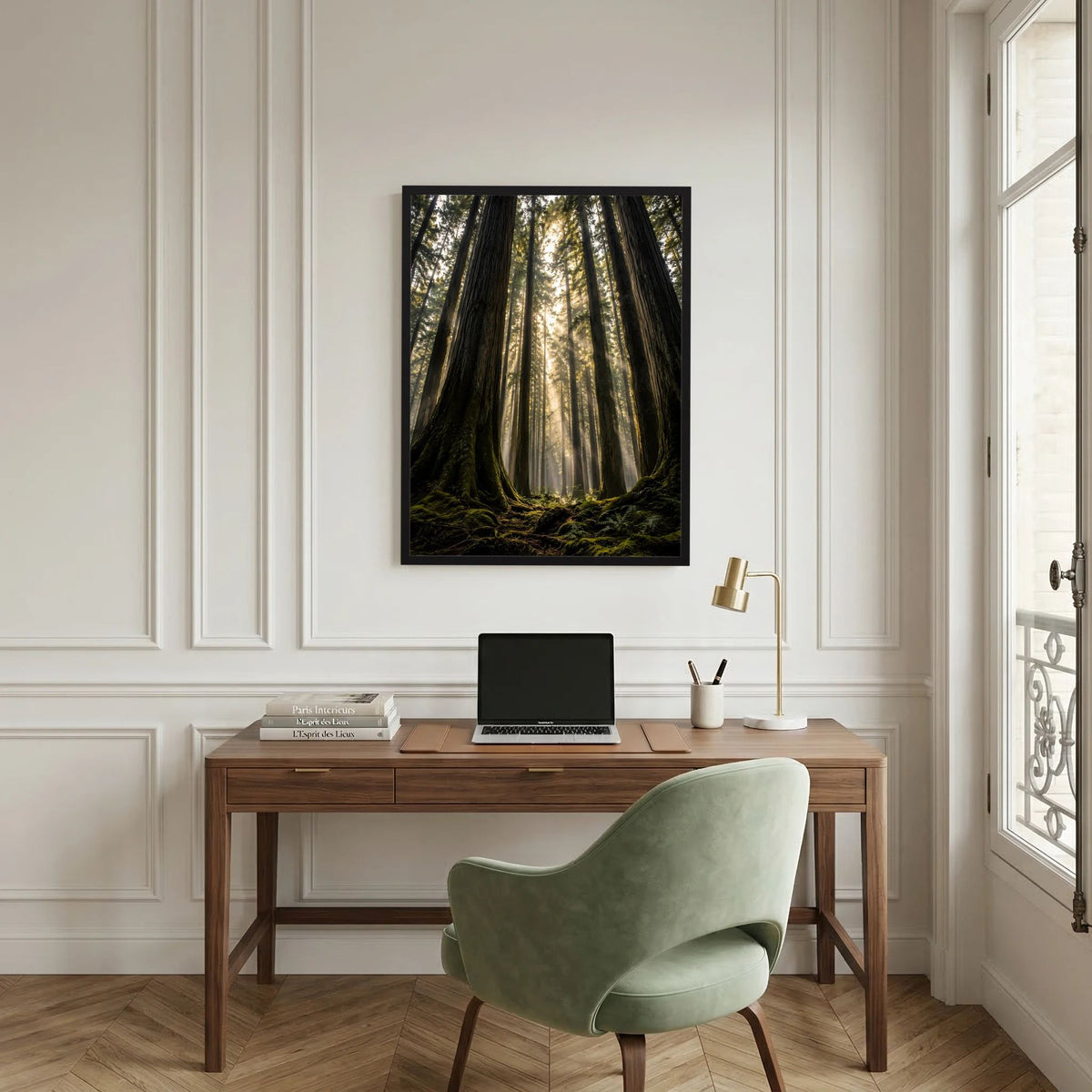 Hochformatiges Poster mit schwarzem Rahmen: Waldallee zwischen hohen Redwood-Bäumen
