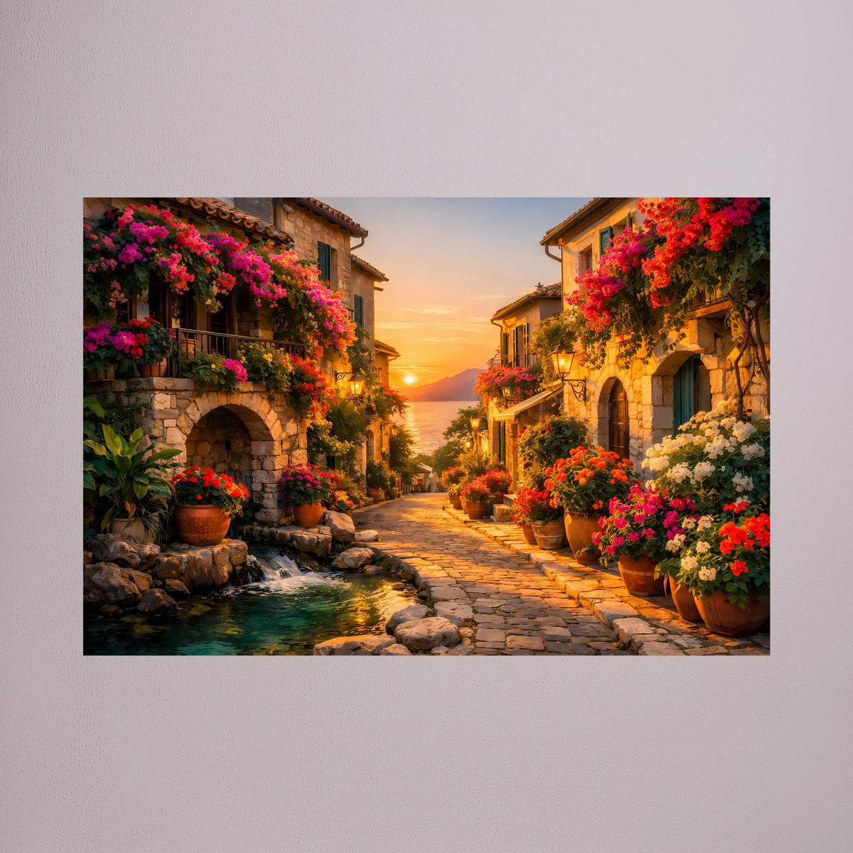 Wandbild im Querformat mit mediterraner Gasse und blühenden Fassaden im Abendlicht