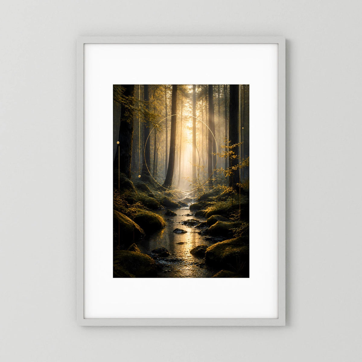 Hochformatiges Poster: dunkler Waldweg mit goldenem Licht über Bachlauf, mit weißem Passepartout