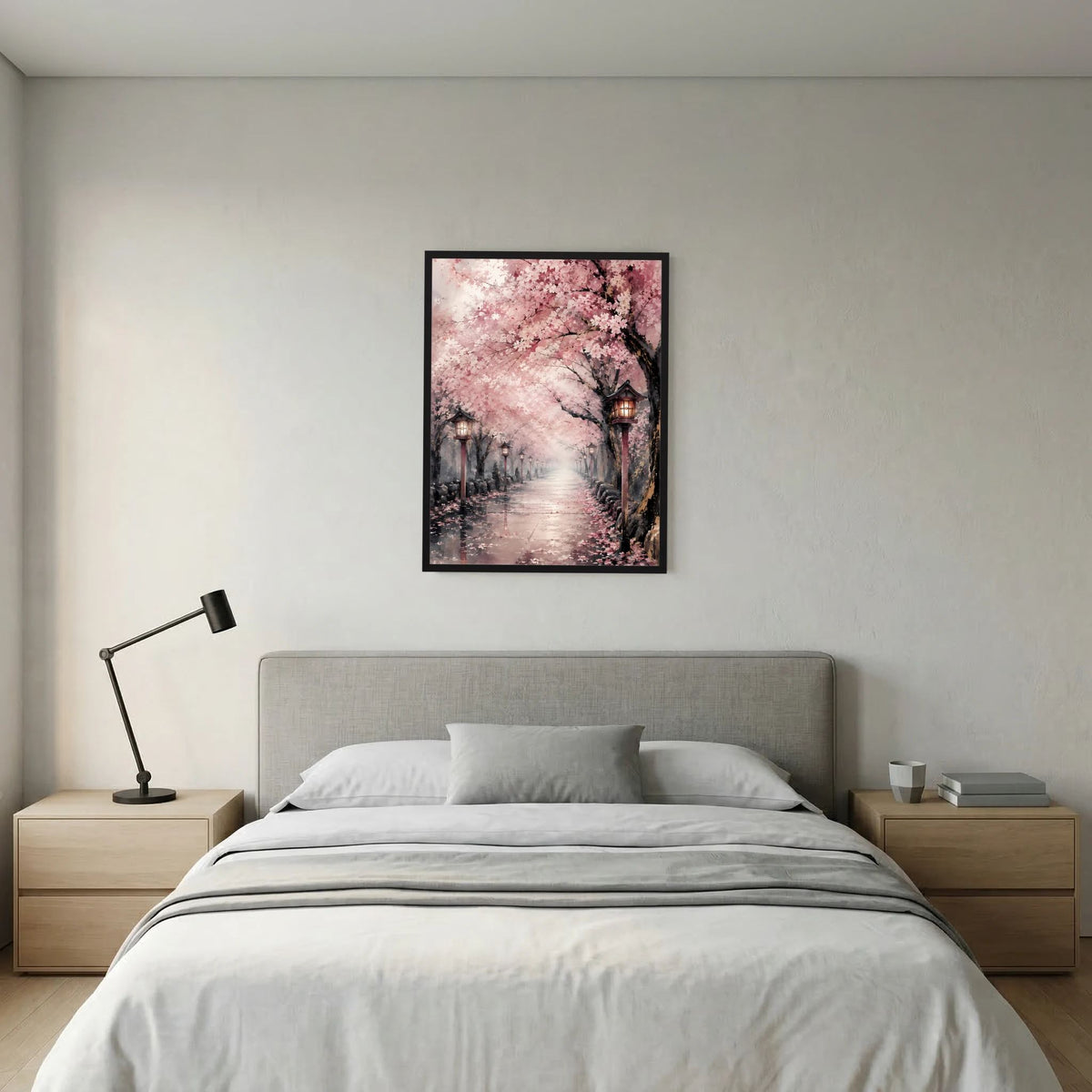 Gerahmtes Poster mit rosa Sakura-Blütenallee und Laternen im Hochformat
