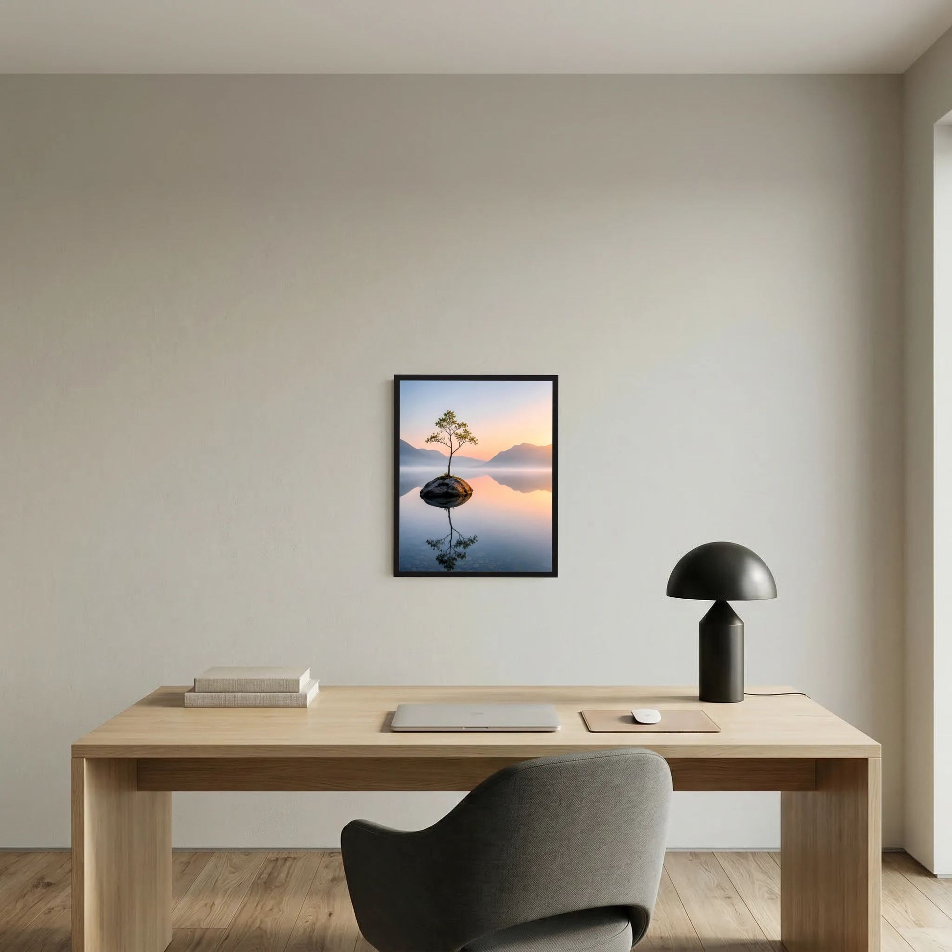 Kleines gerahmtes Kunstposter: Baum auf Steininsel im Bergsee, Sonnenaufgang und Spiegelung.