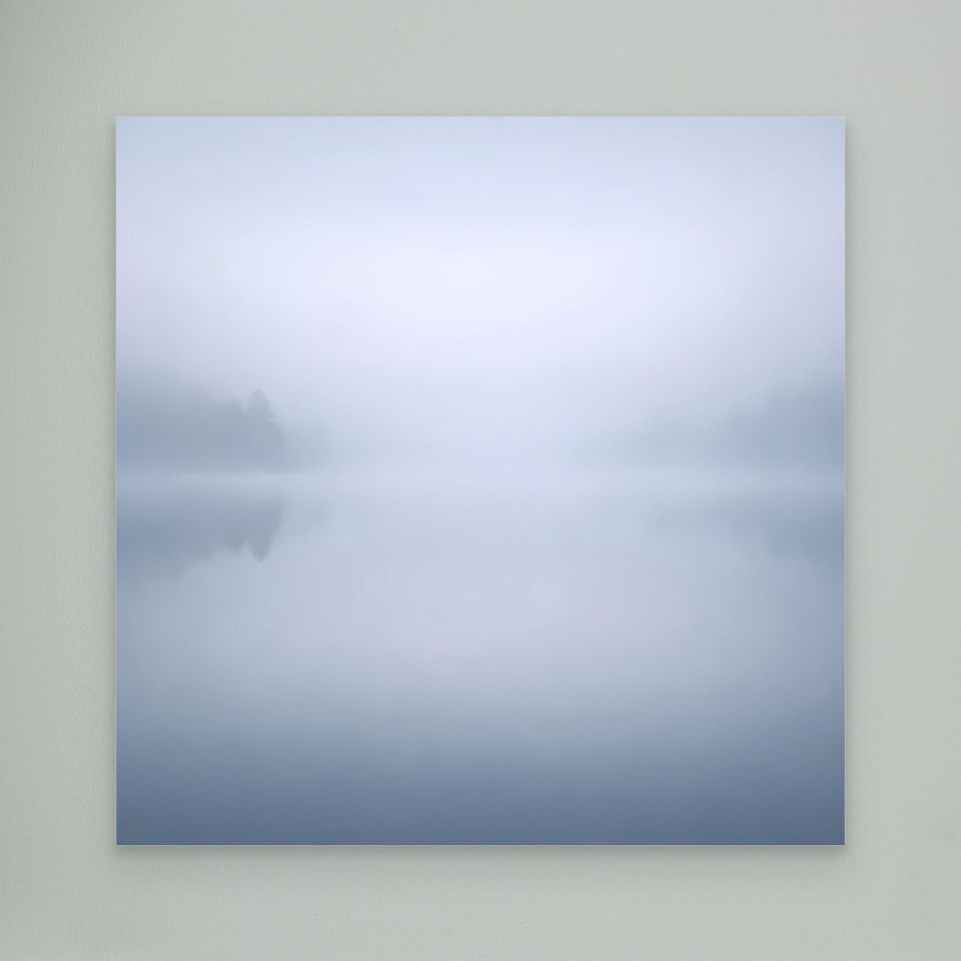 Leinwandbild mit minimalistischer Nebelsee, blass blau-graue Spiegelung, ohne sichtbaren Rahmen