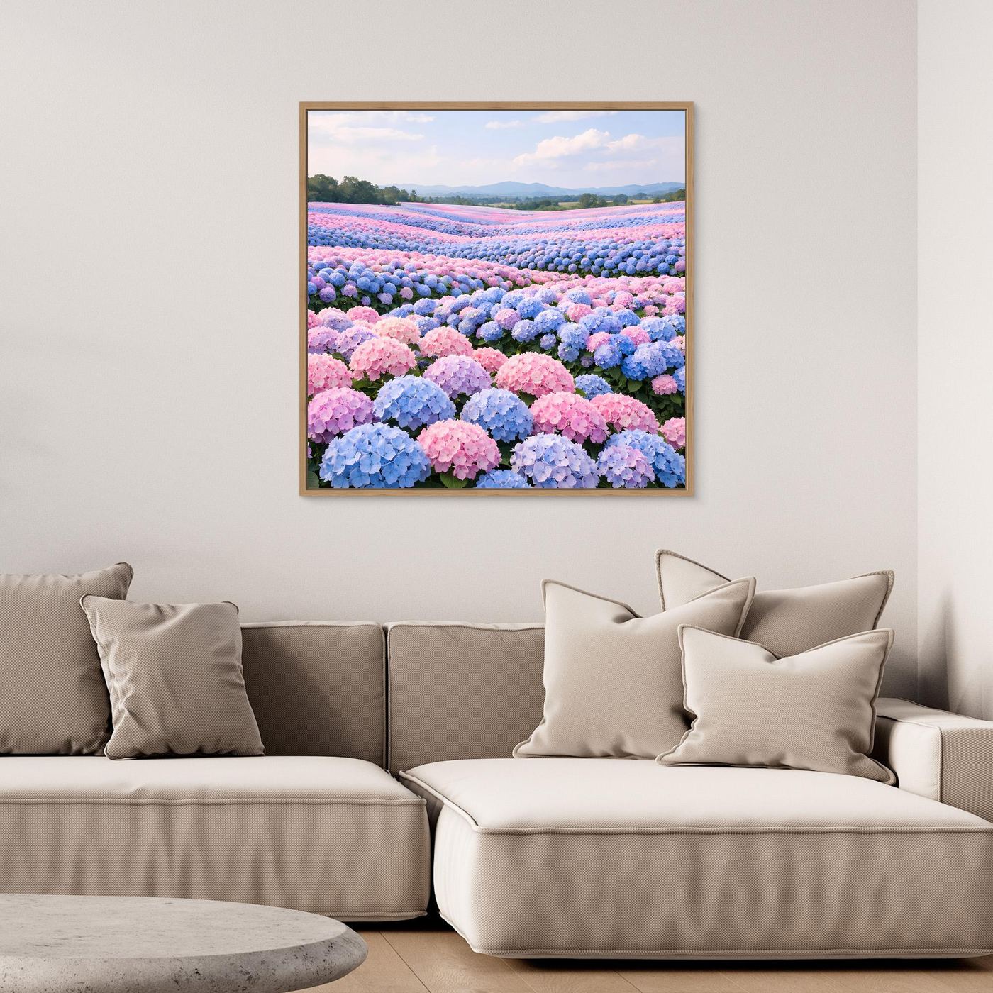 Leinwandbild mit Hortensienfeld in Pastelltönen, gerahmt in hellem Holz