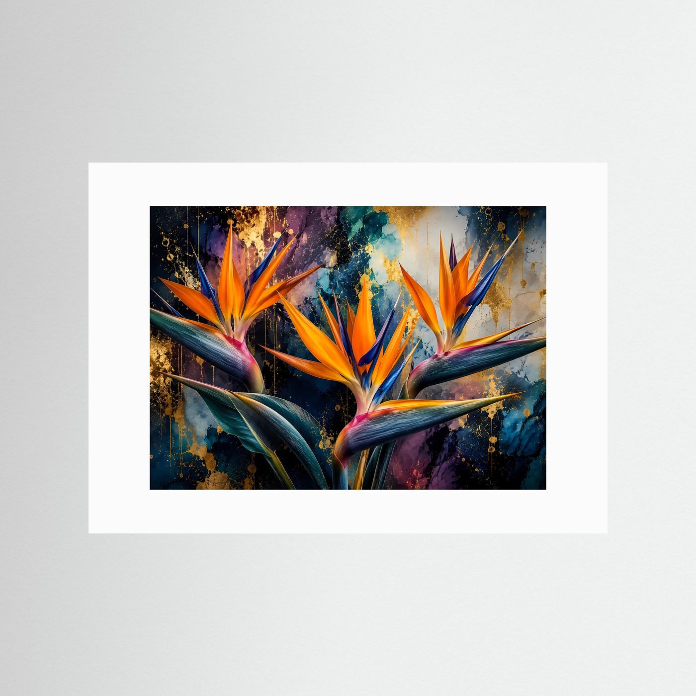 Blumenposter mit Paradiesvogelblumen, orange Blüten und goldene Sprenkel, mit weißem Passepartout