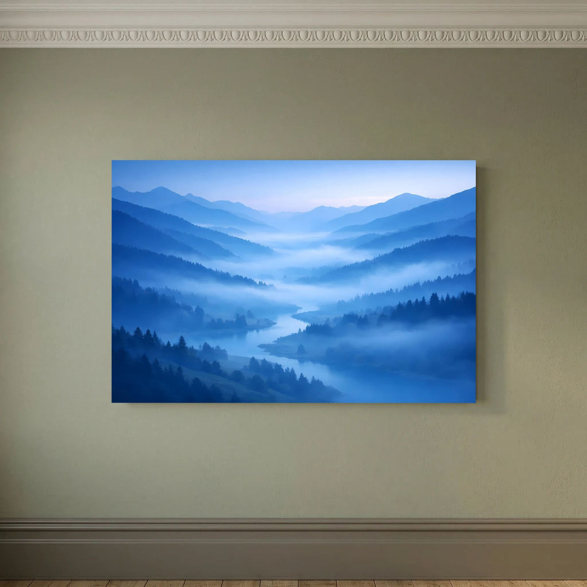 Poster im Querformat mit blauer Berglandschaft im Nebel
