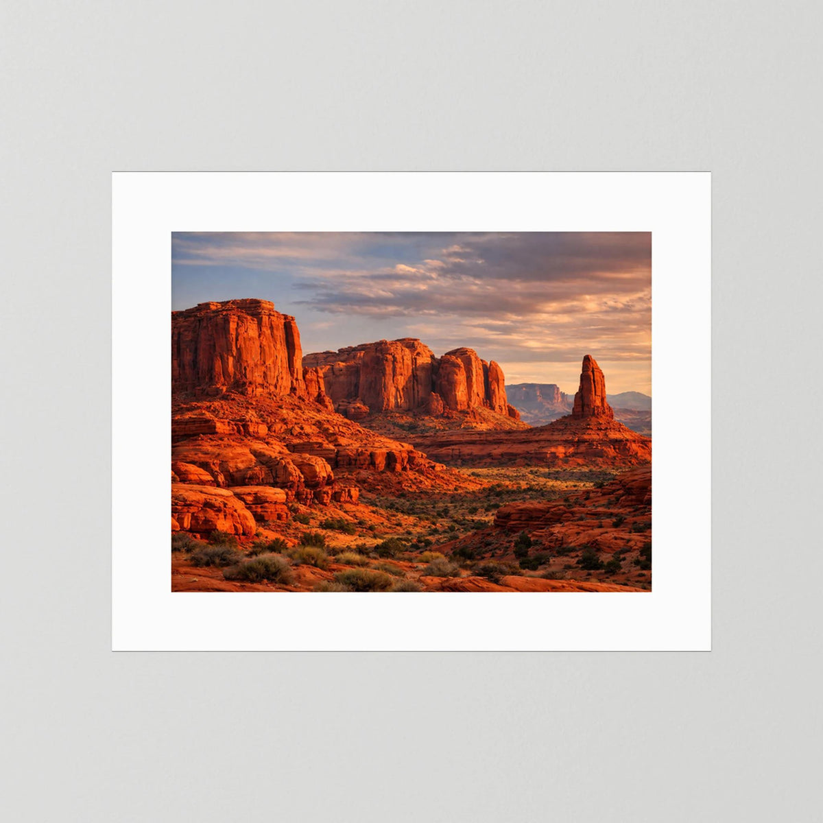 Wandbild mit roter Canyonlandschaft im Abendhimmel, weißer Rand, Querformat.