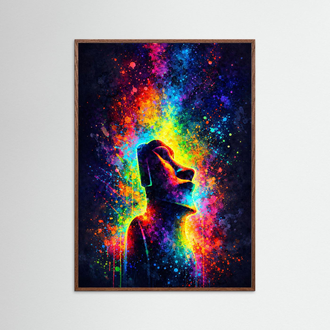 Abstraktes Poster mit Moai-Silhouette im bunten Farbspektrum, mit hellem Holzrahmen