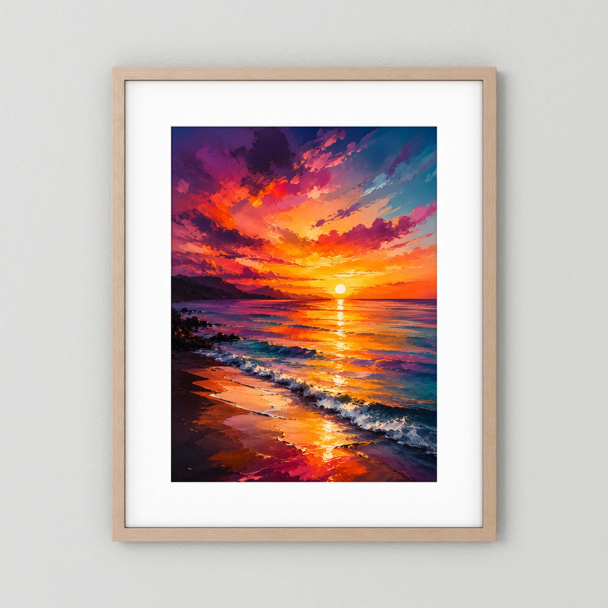 Kunstposter Sonnenuntergang am Meer mit orangefarbenem Licht am Wasser, heller Holzrahmen