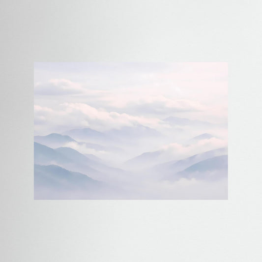 Panorama-Landschaftsposter mit nebligen Bergen im Wolkenmeer, querformatig