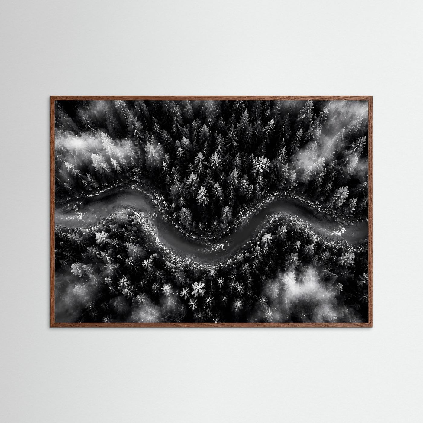 Mystischer Waldfluss im Nebel | Schwarz-Weiß Natur Landschaft – Modernes Poster Querformat