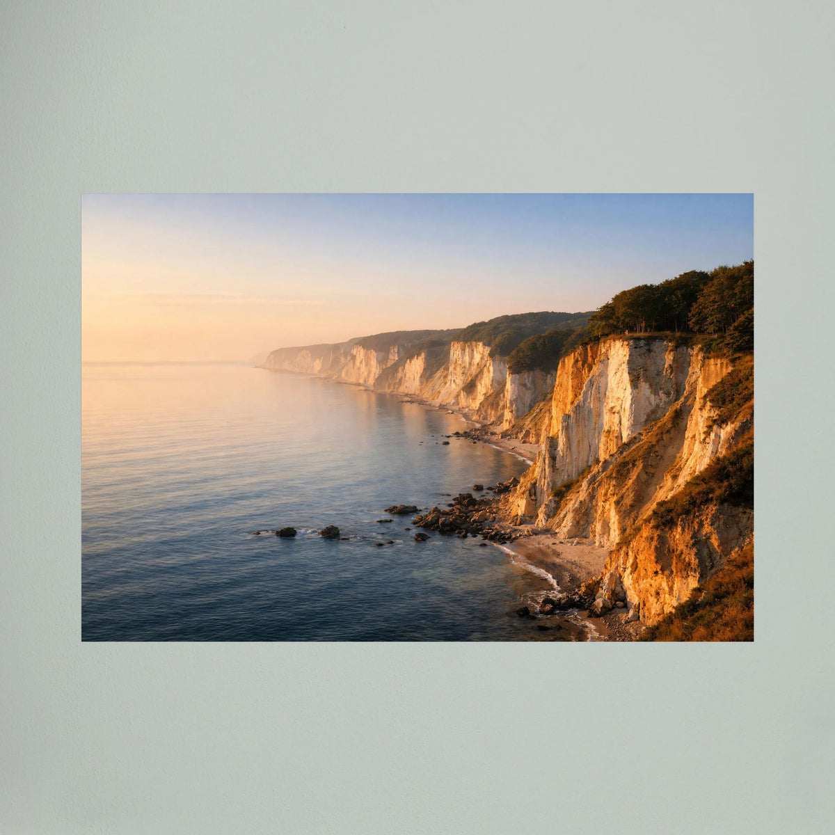 Querformat-Wandbild: Klippen am Meer mit sanftem Sonnenaufgang am Horizont