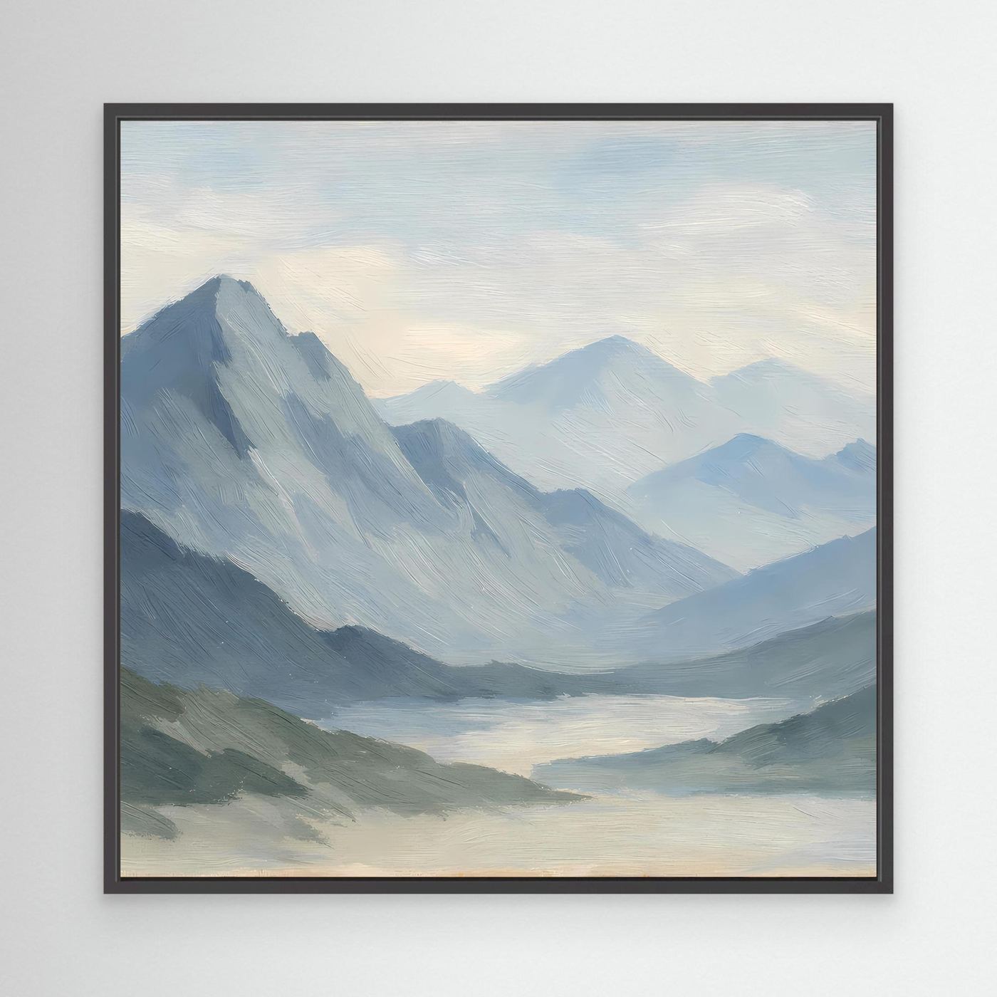 Berglandschafts-Leinwandbild mit schwarzem Rahmen: neblige Alpen in Hellblau und Grau