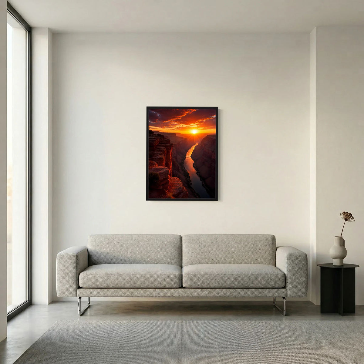 Poster im schwarzen Rahmen zentral an der Wand mit Sonnenaufgang über Canyon