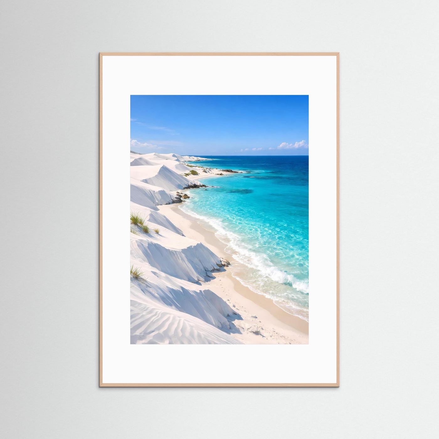 Dünenkunstposter im beigen Holzrahmen, Hochformat mit Strand und türkisblauem Wasser