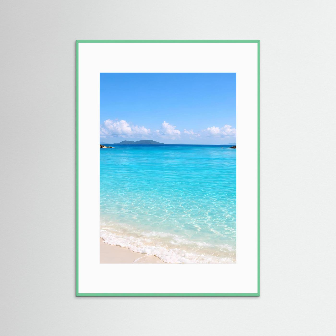 Poster mit Strandfoto: türkisfarbenes Meer, Sandstrand und Himmel, mit hellgrünem Rahmen