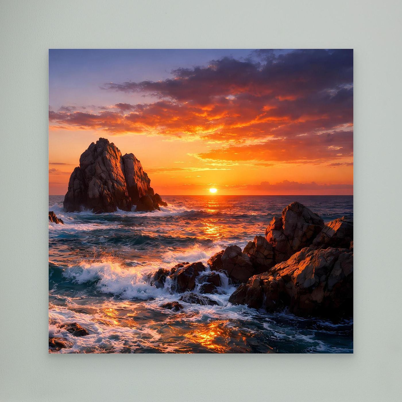 Leinwandbild mit dramatischem Sonnenuntergang am Meer, Felsen und Wellen, ohne Rahmen