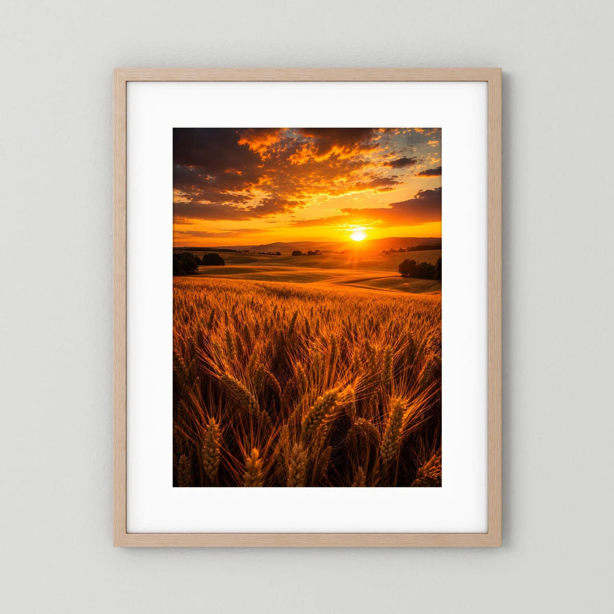 Poster im Hochformat mit Sonnenuntergang über goldenem Weizenfeld im hellem Holzrahmen