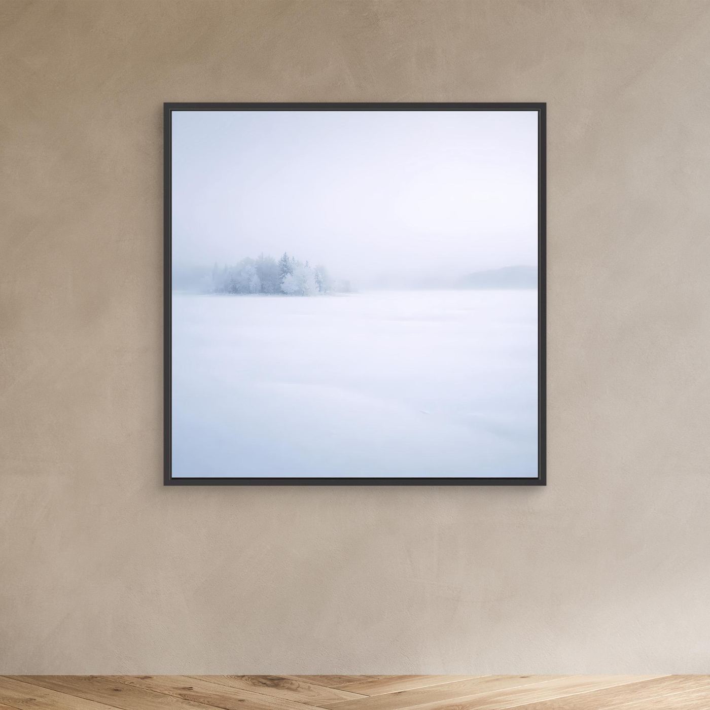 Leinwandbild mit Wintersee-Motiv im schwarzen Rahmen: verschneite Bäume im Nebel