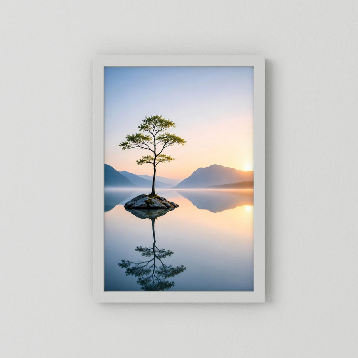 Poster Hochformat mit Baum und Spiegelung im See, weißer Rahmen.