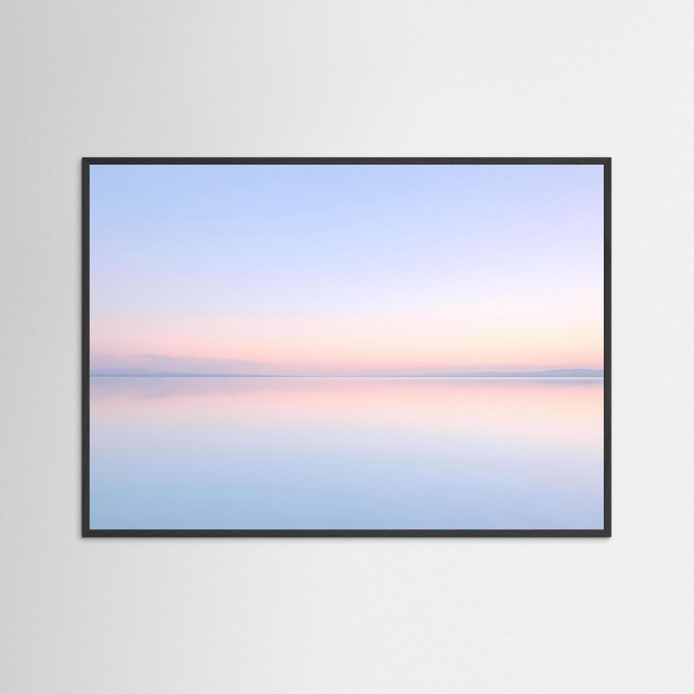 Poster im Querformat mit pastellfarbener See-Reflexion im Sonnenaufgang, schwarzer Rahmen