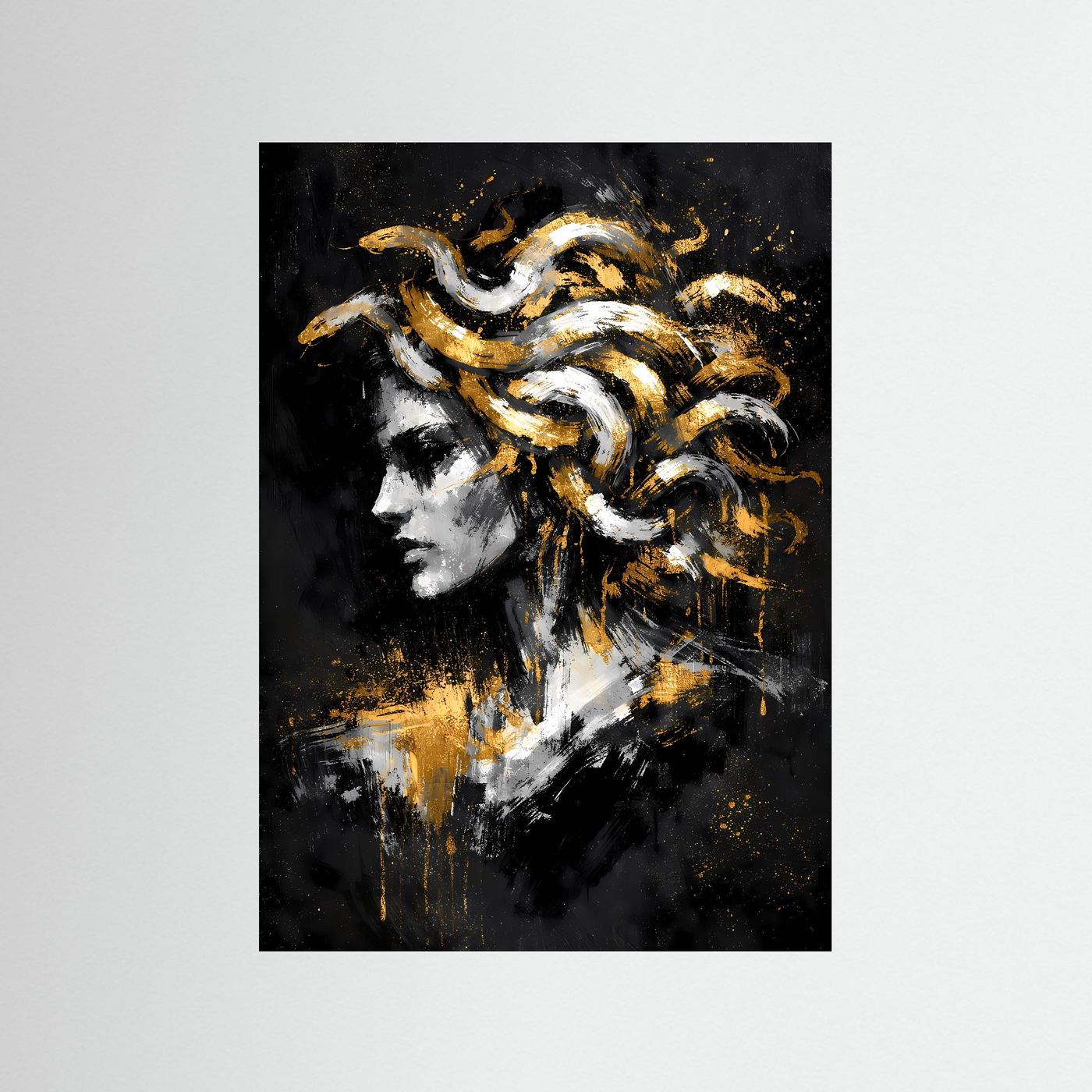 Hochformatiges Wandbild: Medusa-Profil mit goldenen Schlangen, abstraktes Kunstmotiv.
