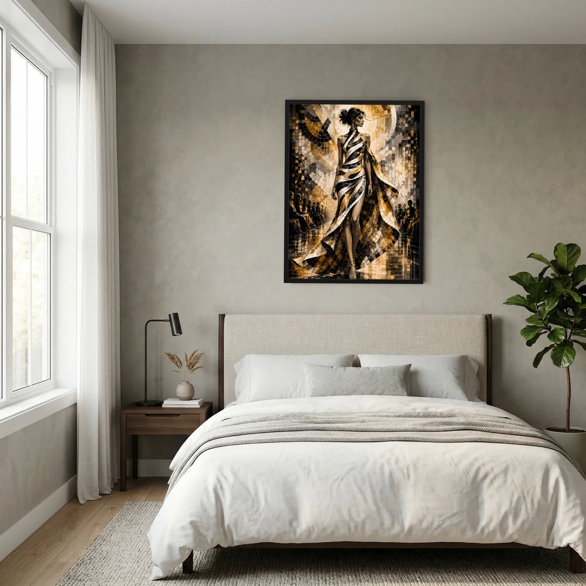 Poster mit sitzender/eleganter Frau in Schwarz-Gold-Weiß, goldfarbene Akzente, schwarz gerahmt.