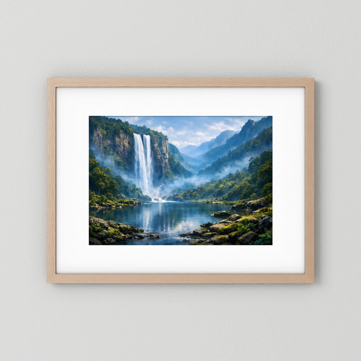 Querformatiges Wandbild mit Wasserfall im Bergwald, im hellen Holzrahmen