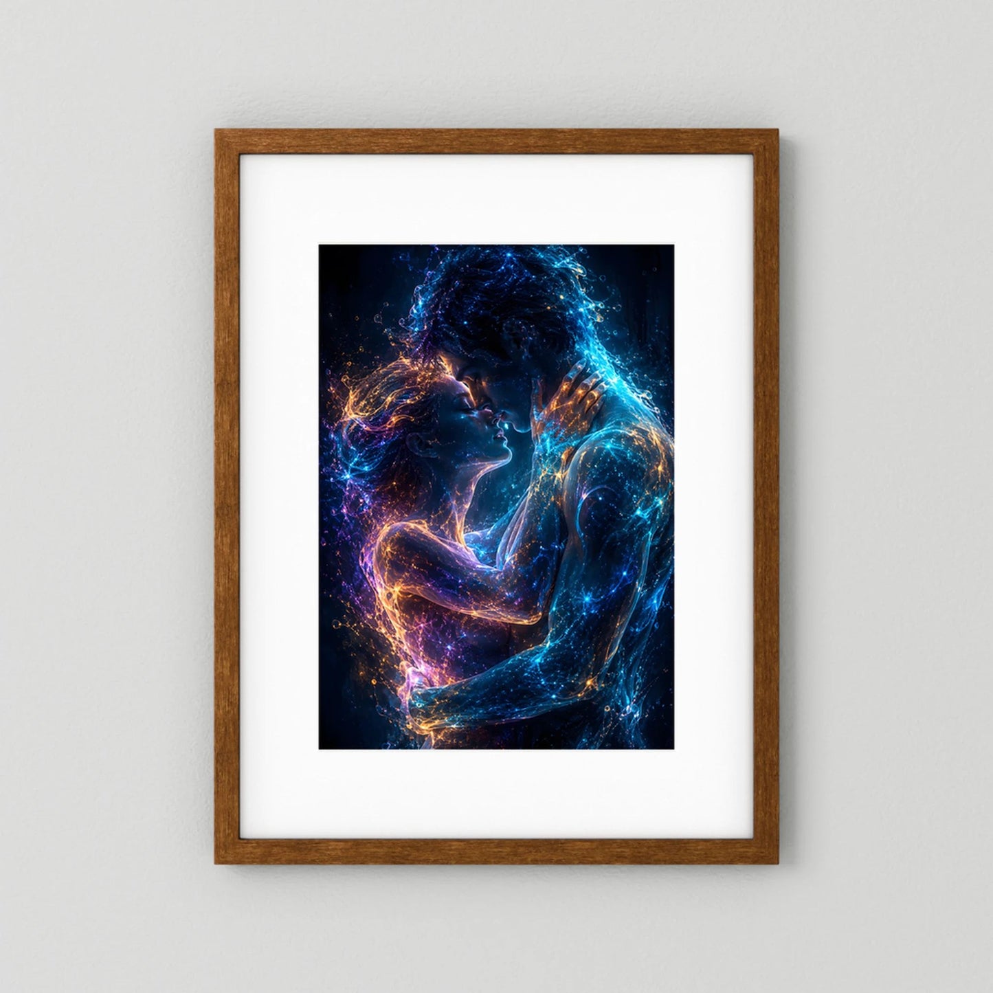 Kunstposter im Hochformat mit leuchtendem Paar in Blau, Violett und Gold, brauner Holzrahmen