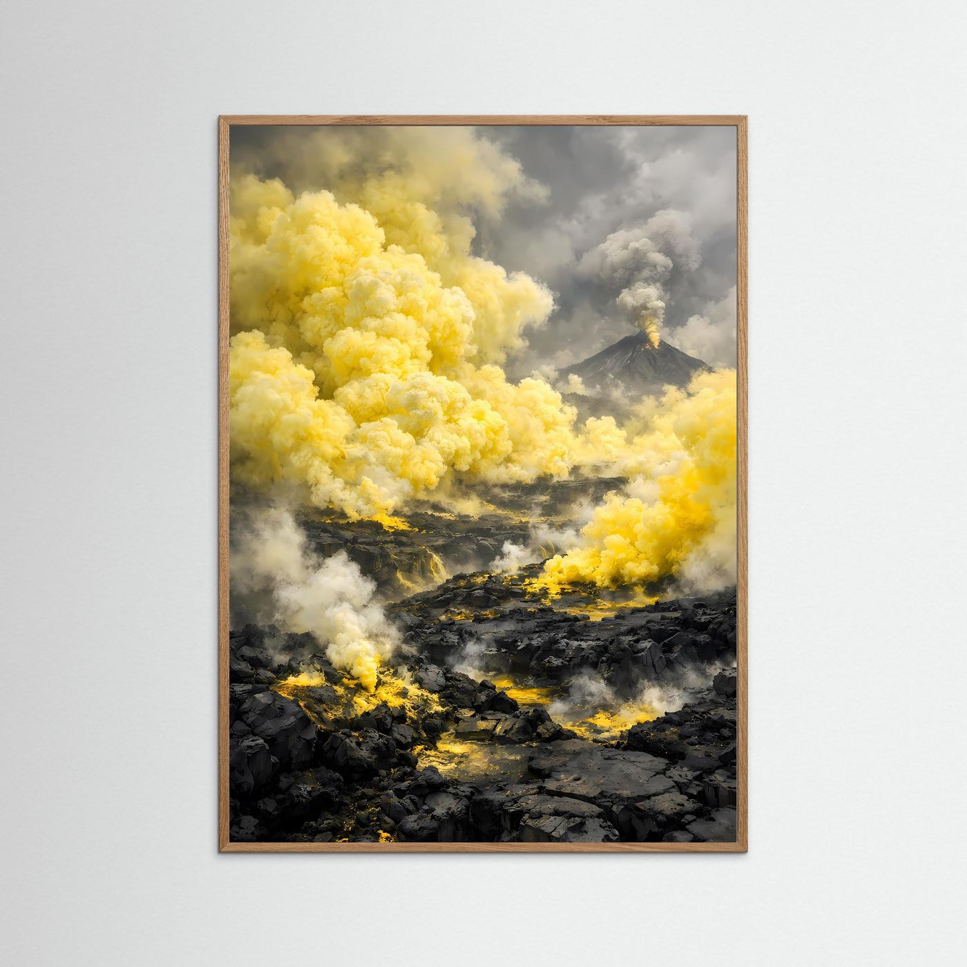 Hochformatiges Vulkanposter mit gelben Rauchwolken und schwarzer Lava, Natur-Eichenrahmen
