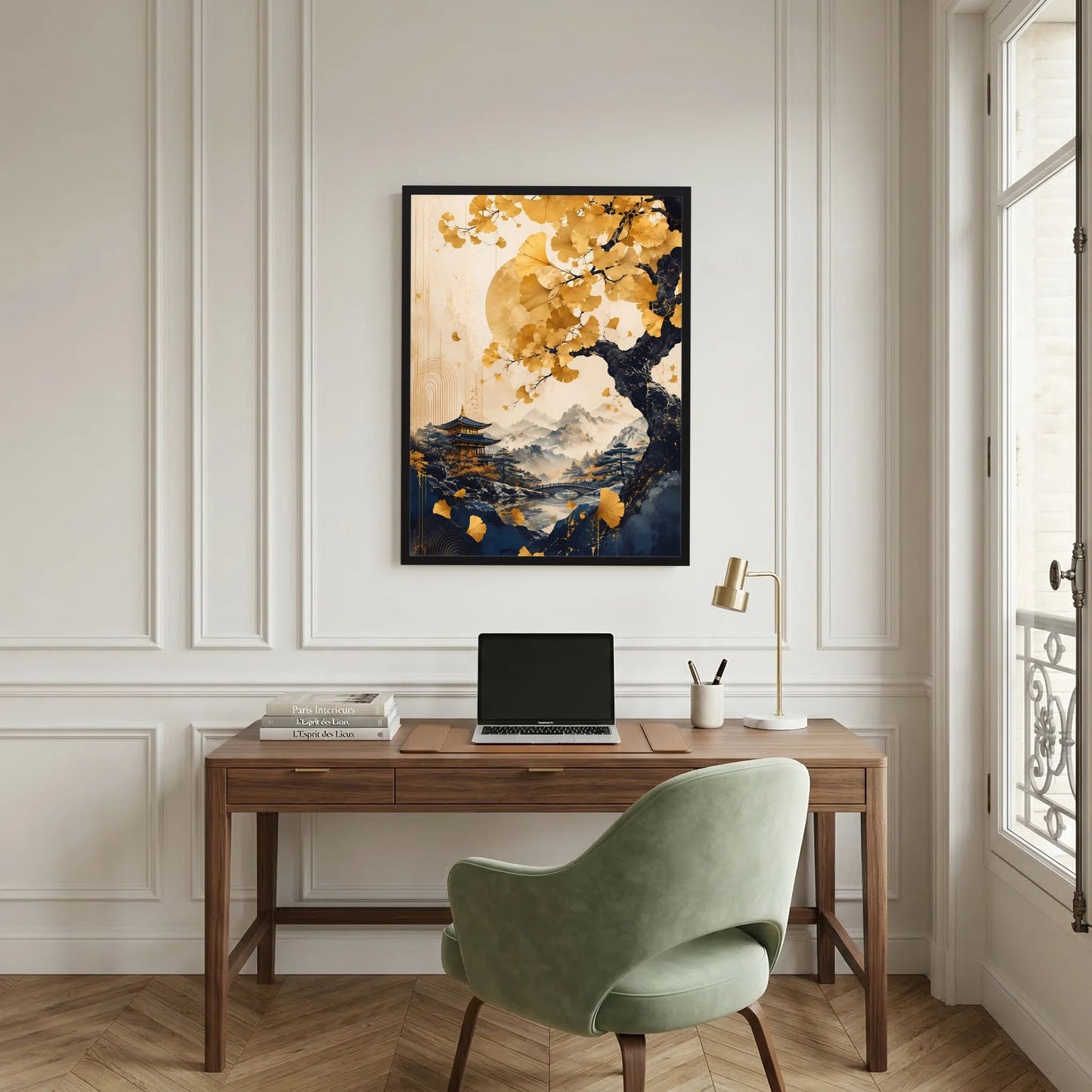 Hochformatiges Poster mit goldenem Ginkgobaum, Mond und Bergzug, schwarzer Rahmen