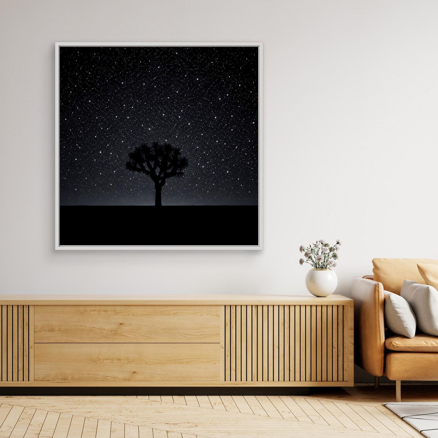Leinwandbild mit Sternenhimmel, Wüstenlinie und Baum-Silhouette im weißen Rahmen