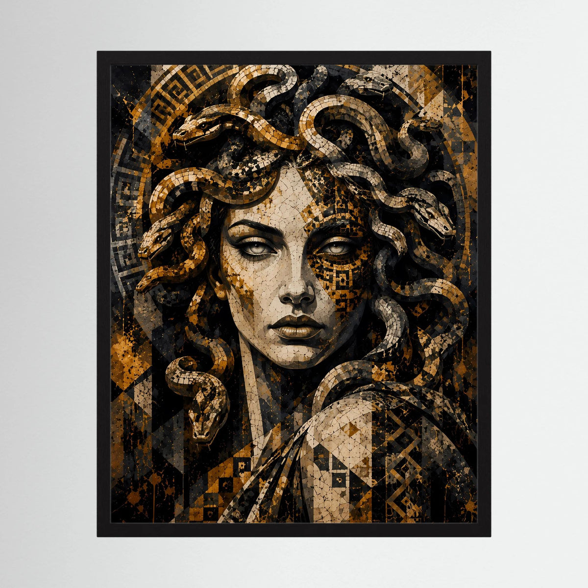 Gerahmtes Poster im Hochformat mit Medusa-Porträt und gold-schwarzem Schlangenmosaik