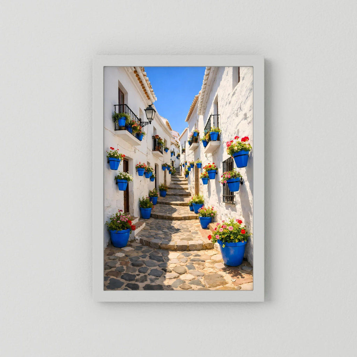Hochformatiges Wandbild mit hellem Rahmen und Gasse, blauen Pflanztöpfen