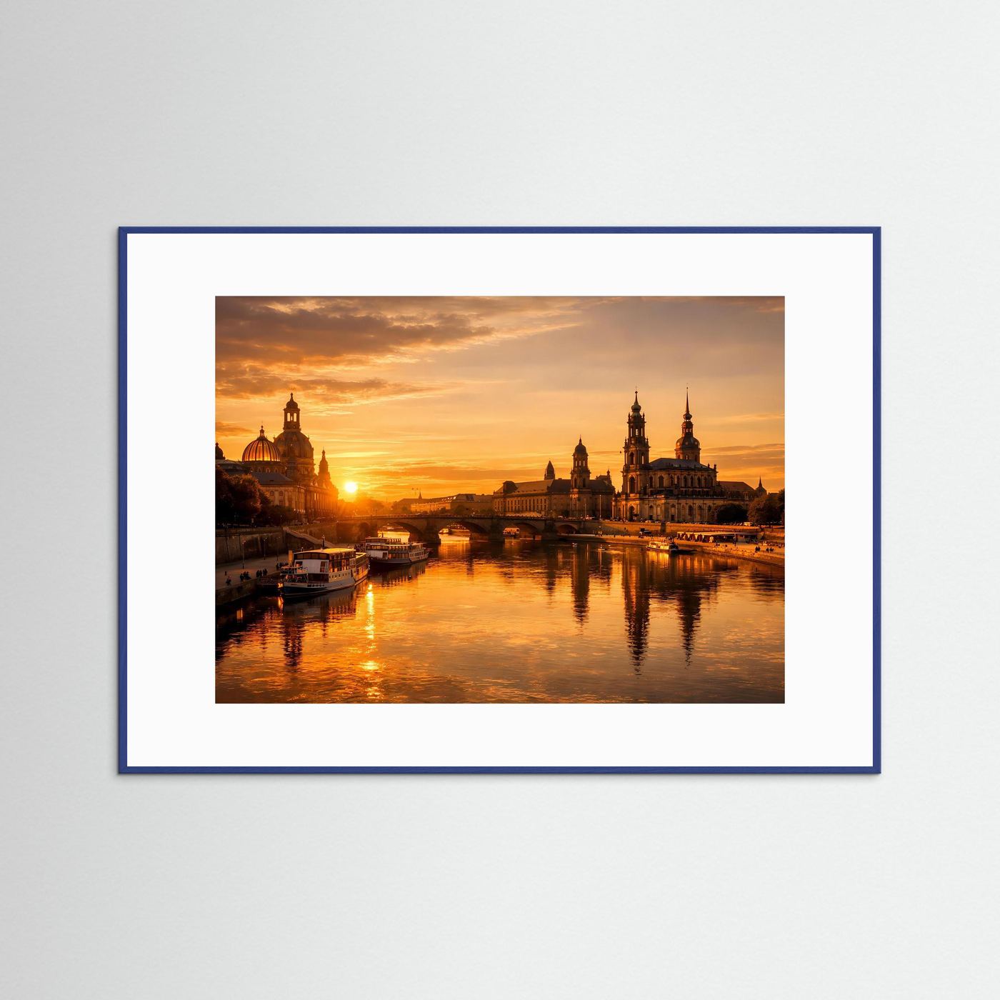 Gefasstes Poster Querformat mit Sonnenuntergang über der Elbe und Dresdner Kirchenfront