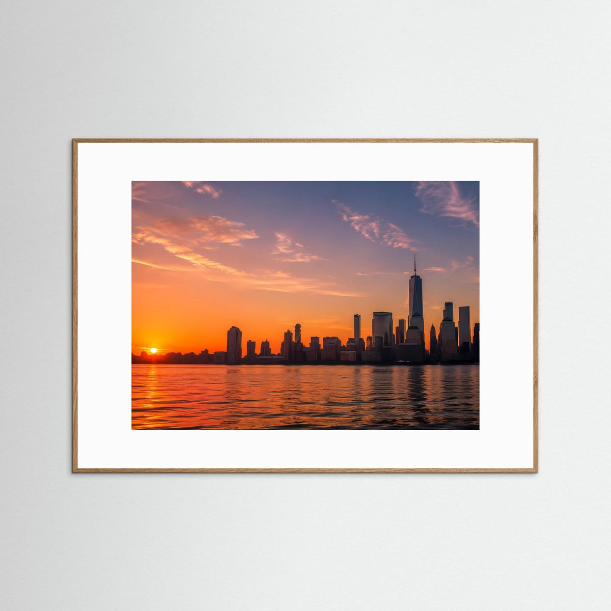 Gerahmtes Poster im Querformat mit Skyline bei Sonnenuntergang über Wasser, brauner Holzrahmen