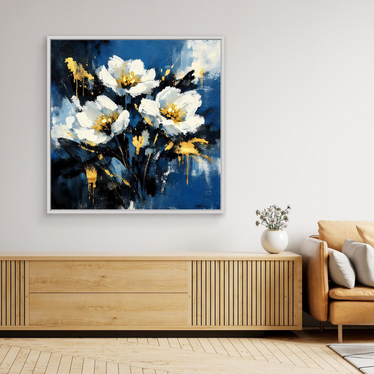 Blumen-Leinwandbild mit weißen Blüten und goldenen Akzenten, heller Rahmen