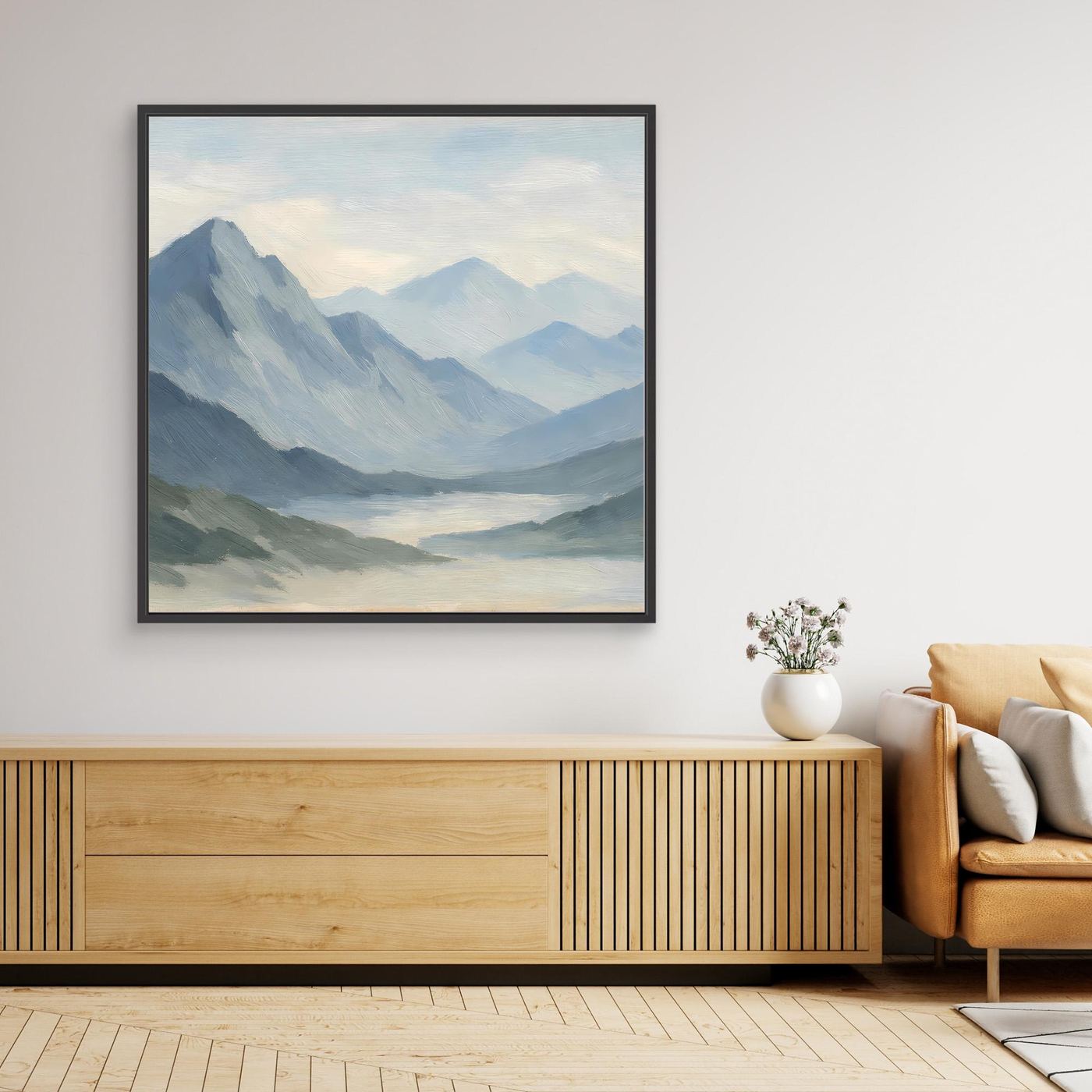 Leinwandbild mit Berglandschaft im Nebel, hellblauer Naturstil, schwarzer Rahmen