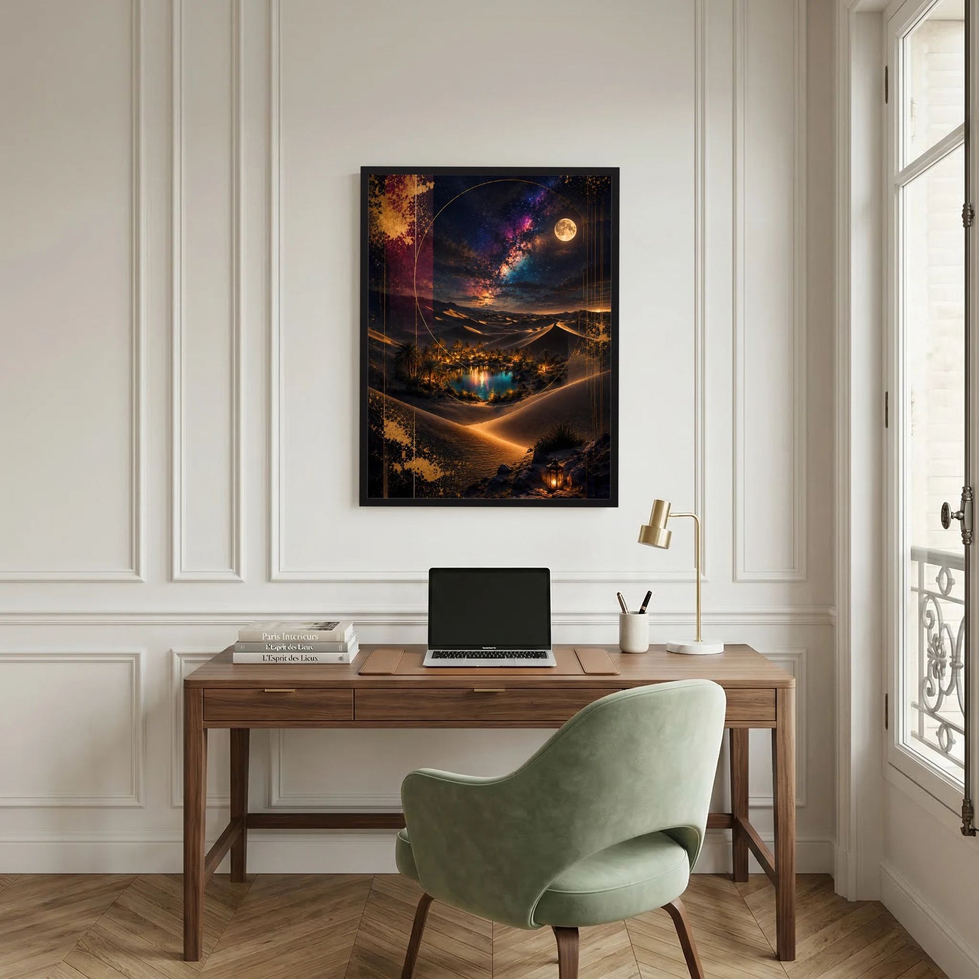 Hochformatiges Poster mit Vollmond über einer Wüstenlandschaft, orangefarbenen Lichtspuren