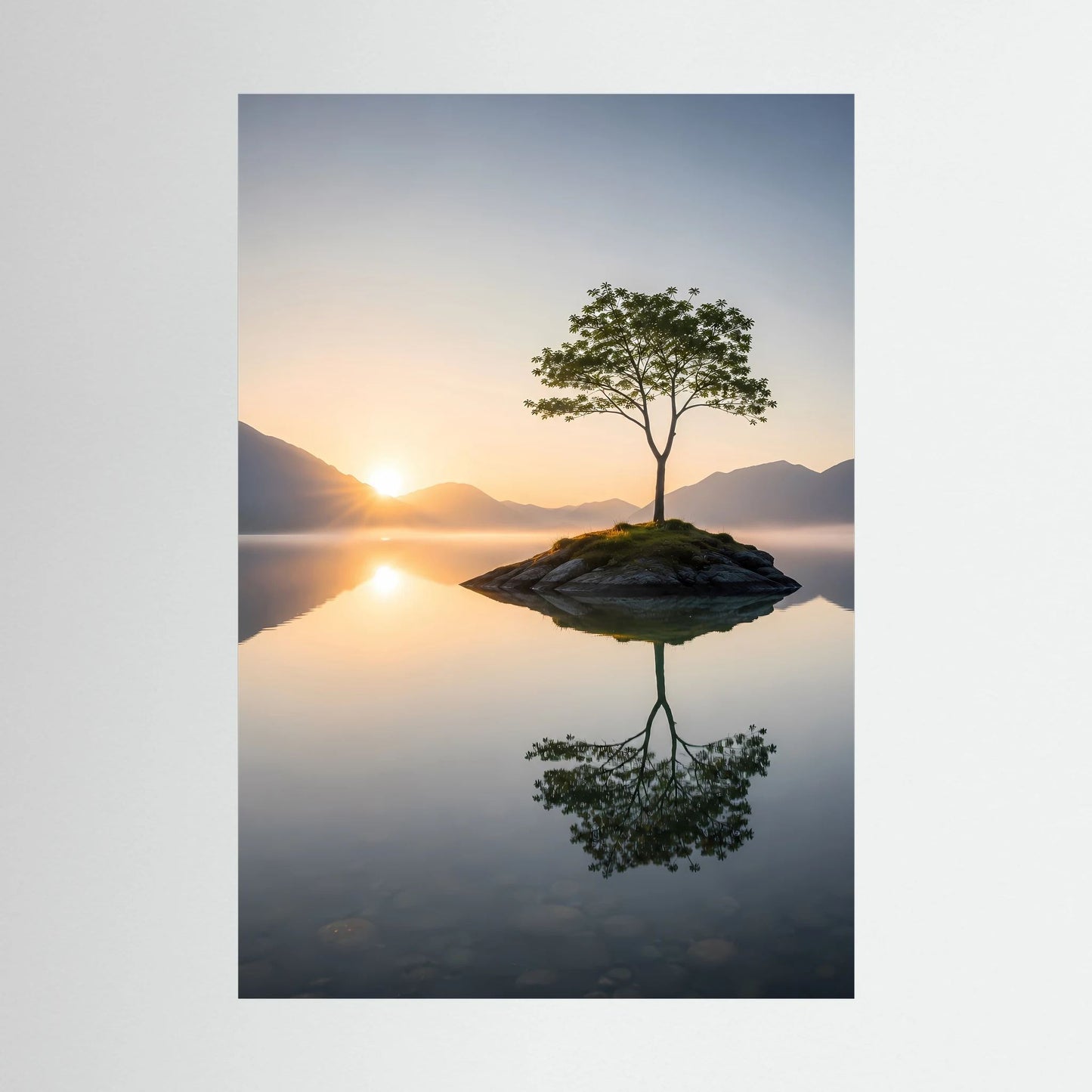 Hochformat-Poster: einsamer Baum auf kleiner Insel im Sonnenaufgang, Spiegelung im See.