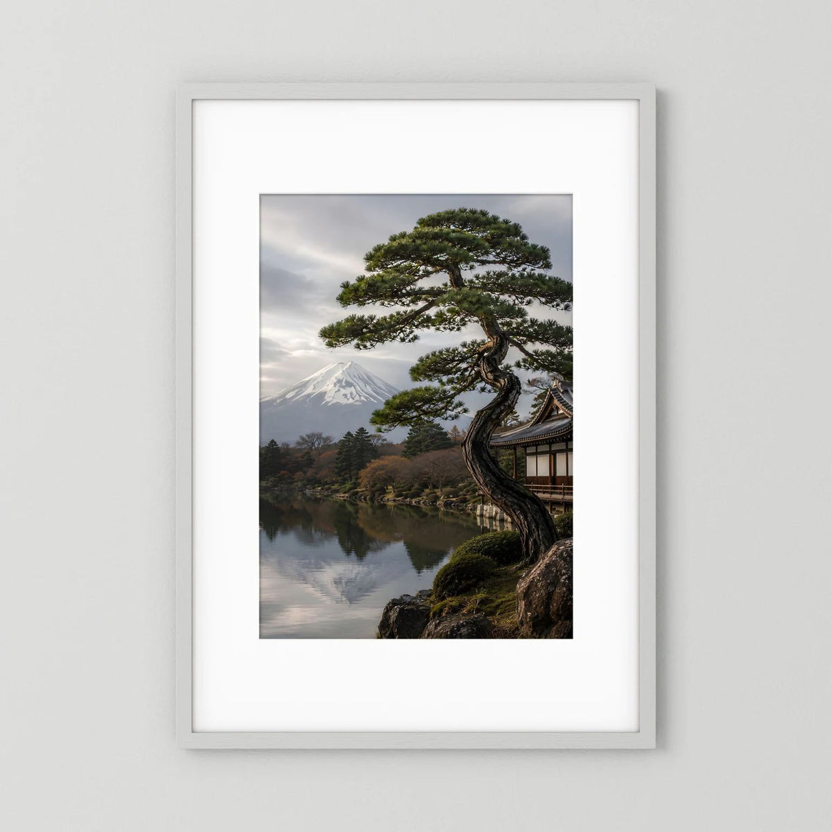 Hochformatiges Poster mit japanischem Garten: Kieferbaum, Berg Fuji und See.
