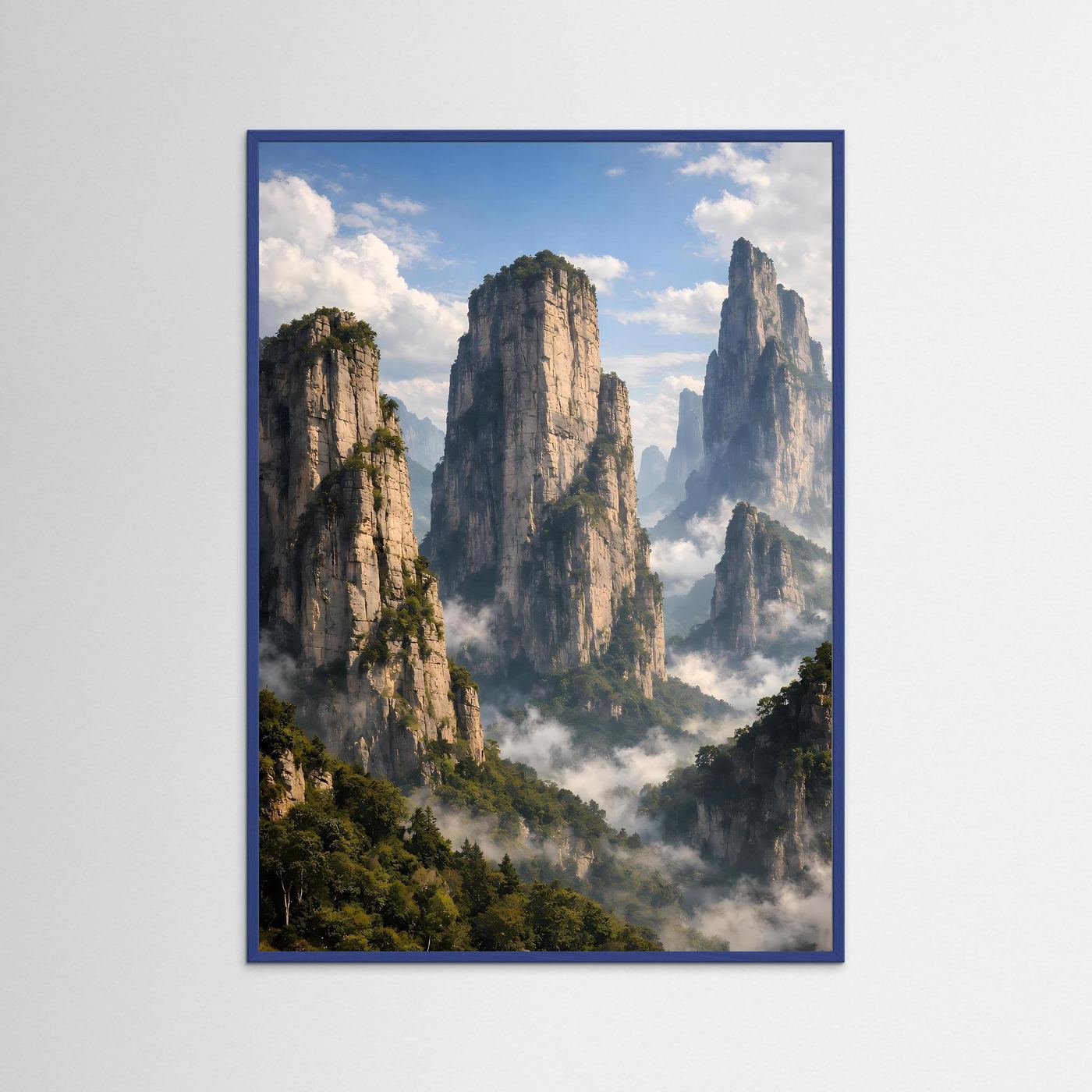 Hochformatiges Bergposter mit blauem Rahmen, Felsnadeln im Nebelmeer
