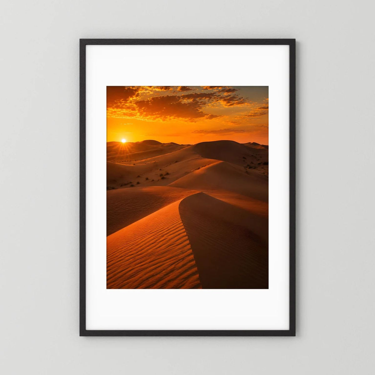 Poster im Hochformat mit goldenen Sanddünen und Sonnenuntergang, schwarz gerahmt mit weißem Rand
