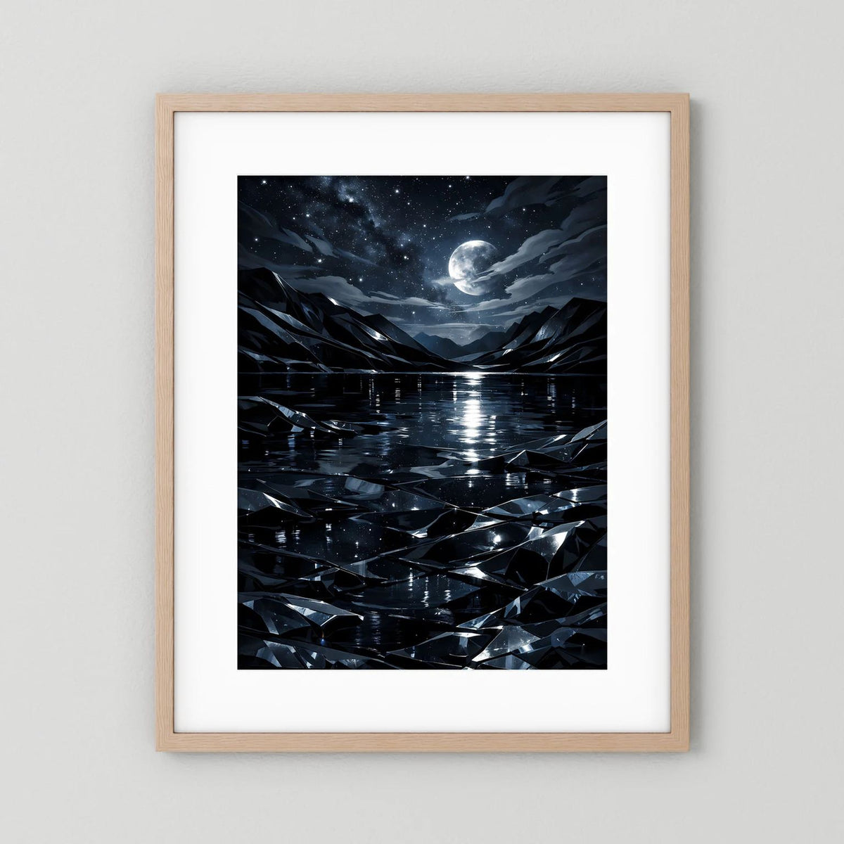 Hochformat-Poster im hellen Holzrahmen mit weißem Rand: Mondschein, Sternenhimmel und reflektierendes Wasser