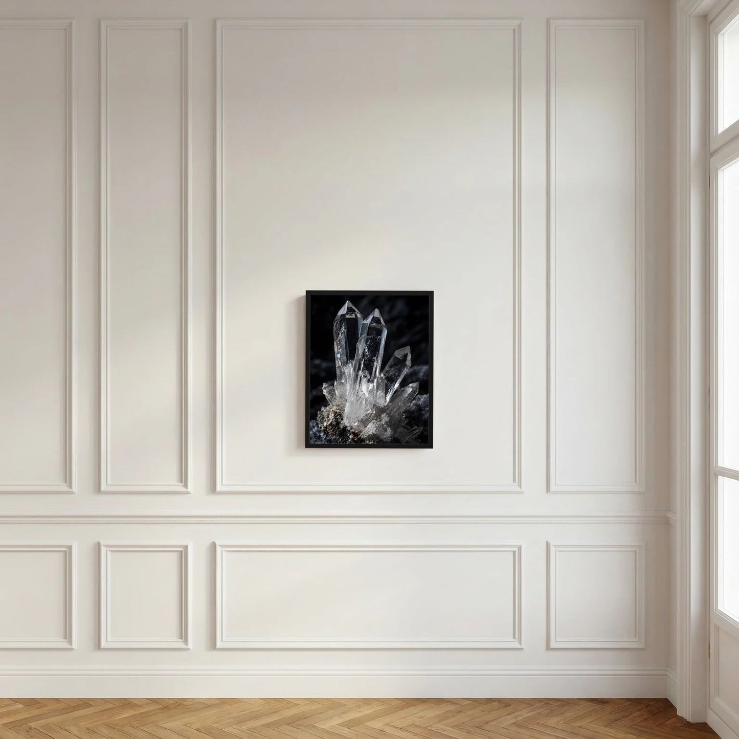 Bergkristall-Quarz Poster im schwarzen Rahmen, hochformat auf dunklem Hintergrund