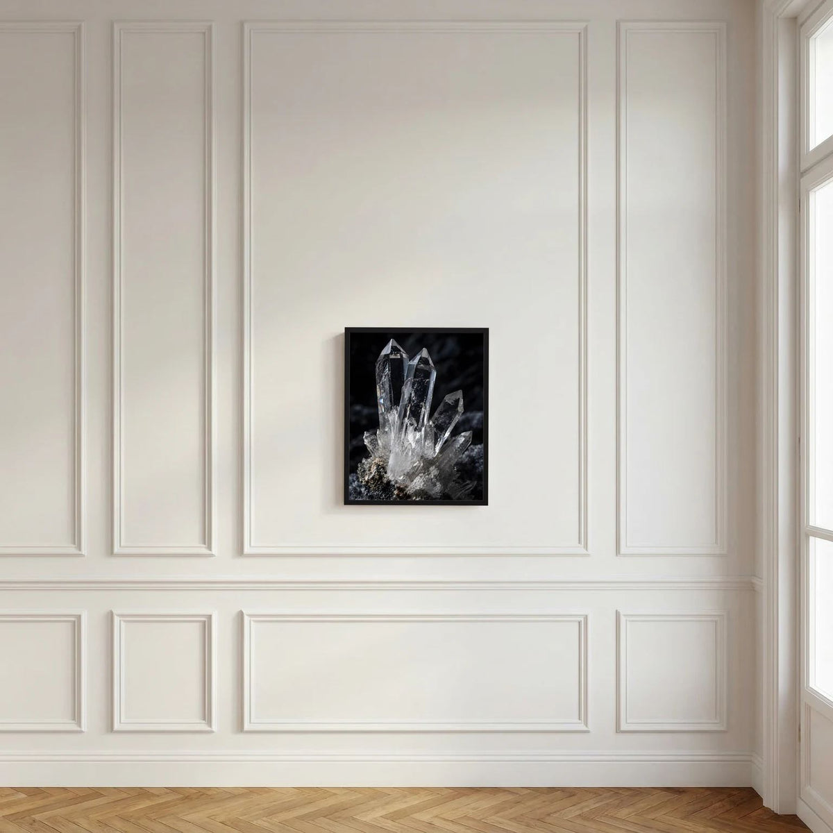 Bergkristall-Quarz Poster im schwarzen Rahmen, hochformat auf dunklem Hintergrund