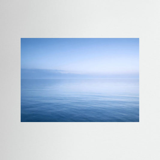 Meer-Wandbild im Querformat mit blauem Rand, abstrakter Horizont über Wasserfläche.